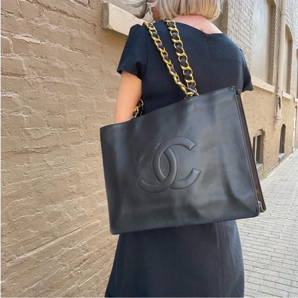 Authentic CHANEL black leather tote bag large gold GG chain straps - Picture 2 of 16